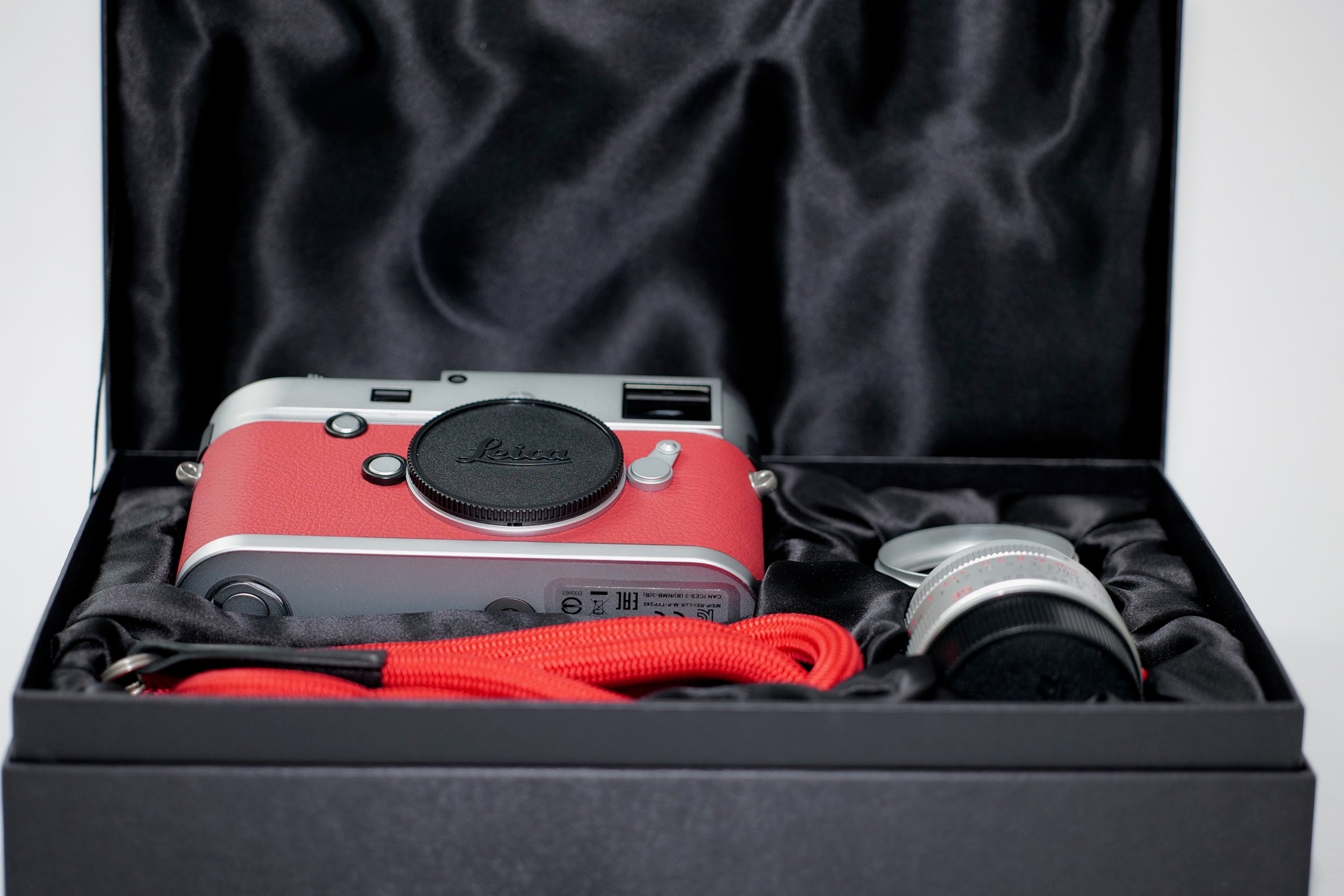 Pre-Owned Leica M-P (TYP 240) 35MM F/2 Lens 10915 (CANADA EDITION)